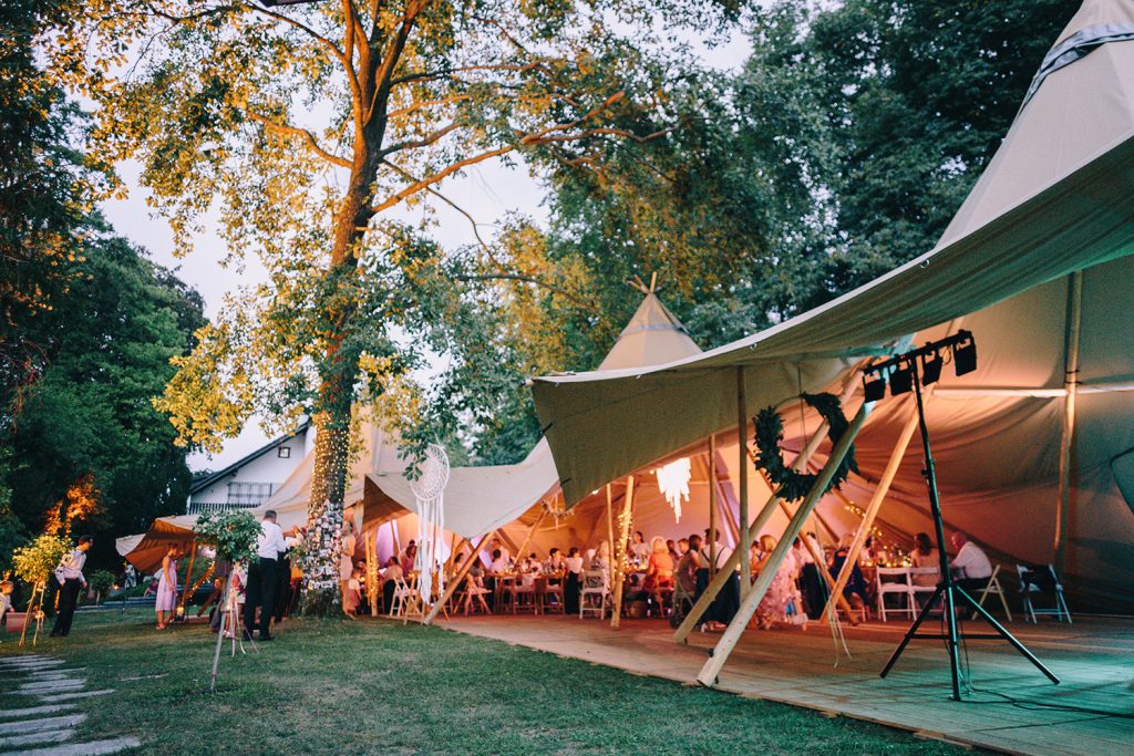 tipi-zelo-hochzeit-in-hamburg-garten-hochzeit-boho